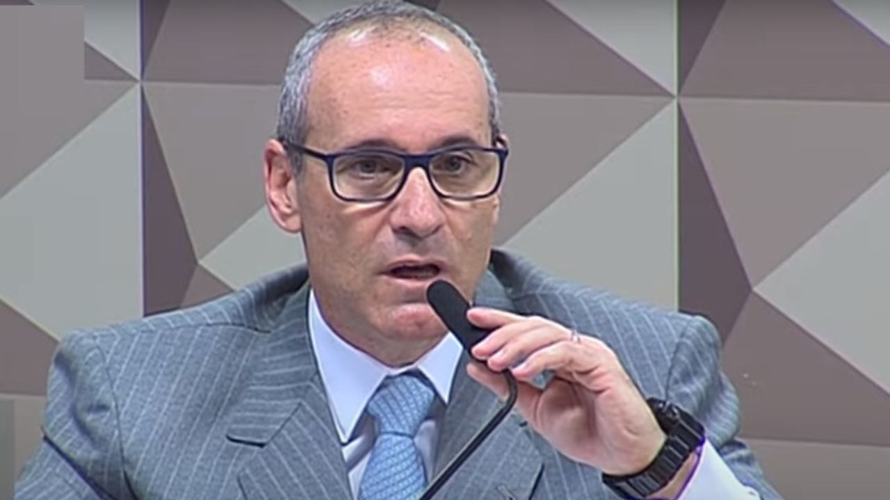 Coronel Jean Lawand Junior falando em microfone