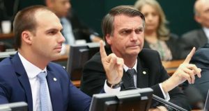 Eduardo Bolsonaro e Jair Bolsonaro fazendo sinal negativo