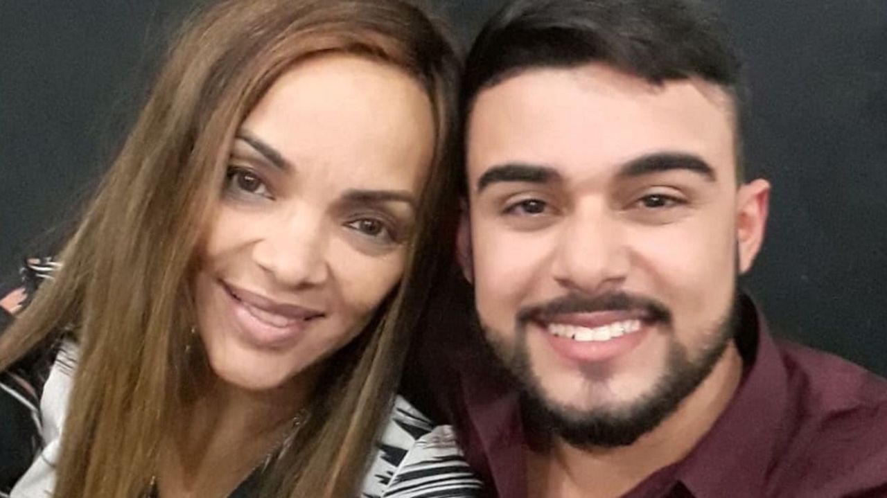 Flordelis e Allan Soares sorrindo para foto