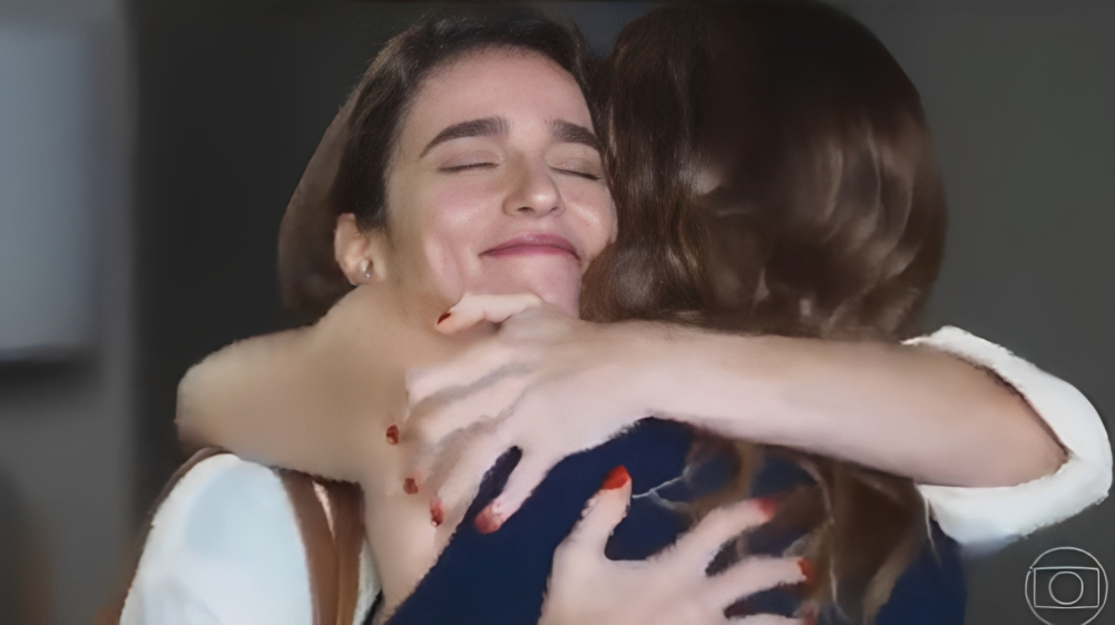 Clara e Helena se abraçando e sorrindo em cena de Vai na Fé