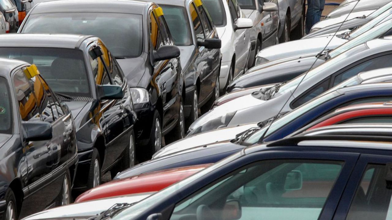 Carros populares enfileirados em pátio