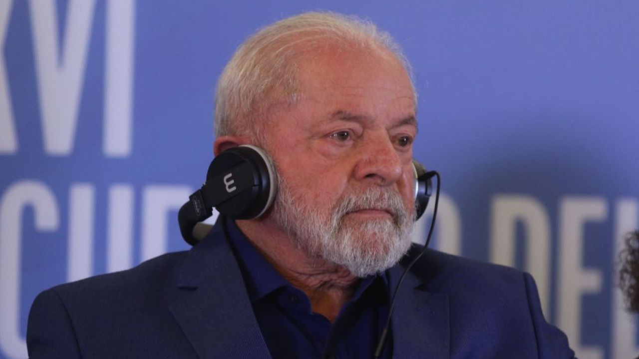 Lula de fones de ouvido pretos e expressão séria