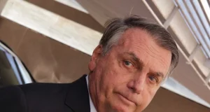 Jair Bolsonaro com expressão de insatisfação