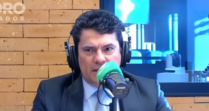 Sergio Moro de fones de ouvido, falando em microfone