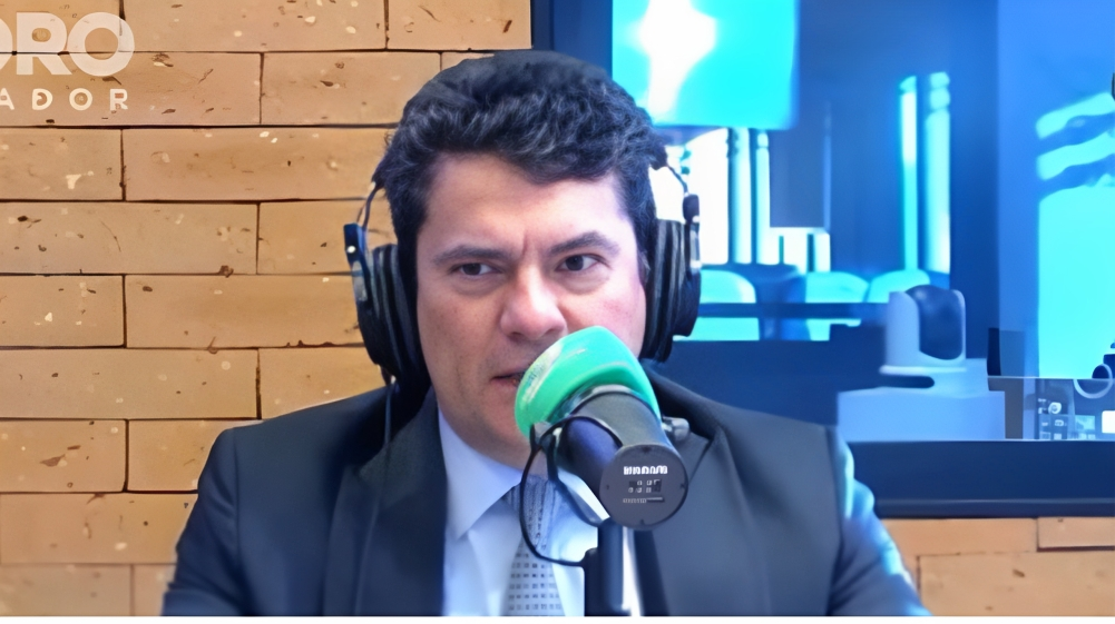 Sergio Moro de fones de ouvido, falando em microfone