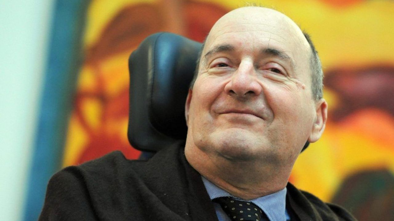 Philippe Pozzo di Borgo sorrindo e olhando para a câmera