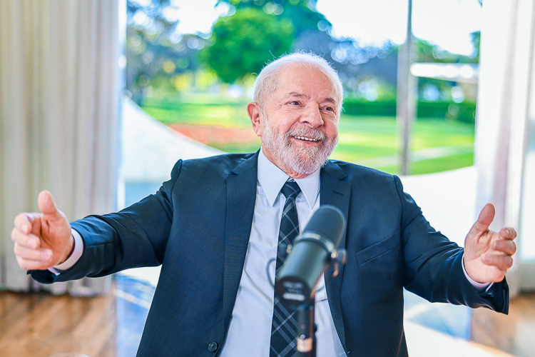 Lula sorrindo, com os braços abertos