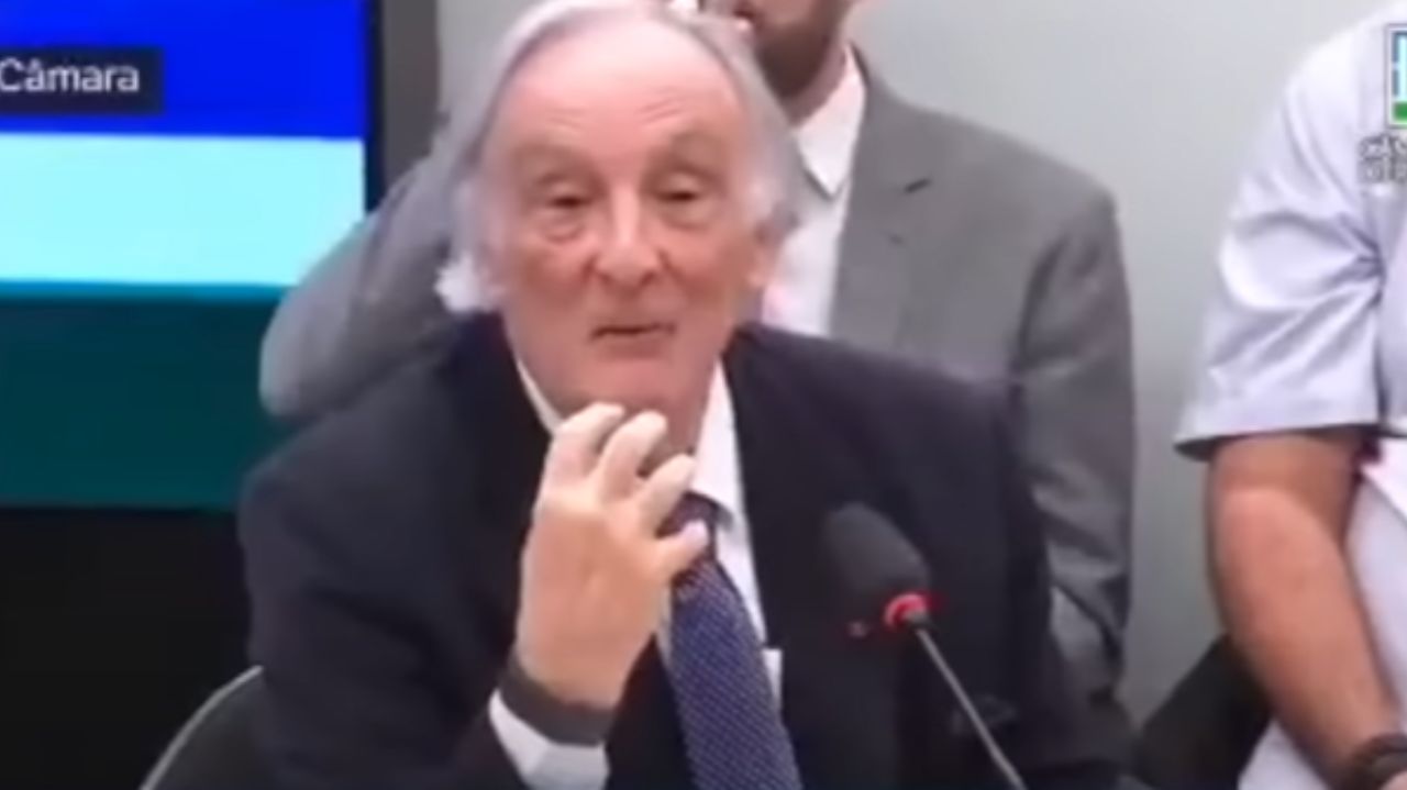 José Geraldo de Souza falando e gesticulando