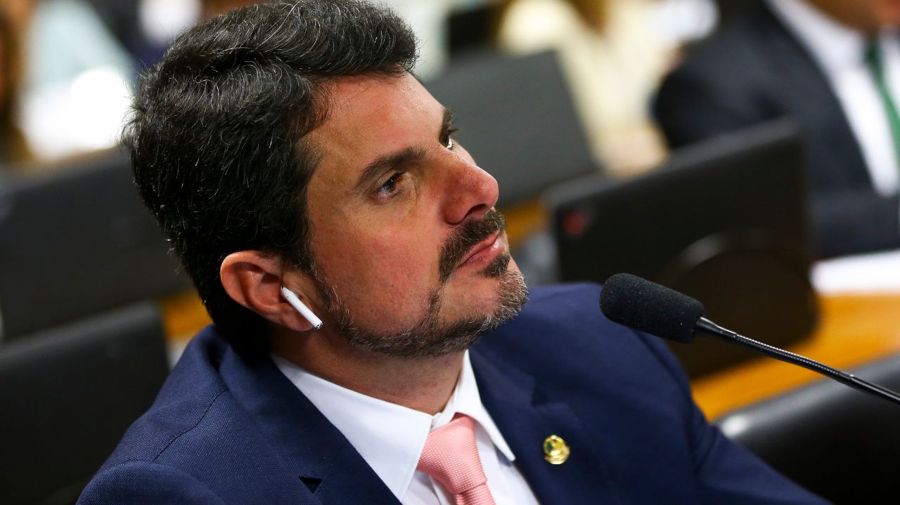 Marcos do Val com expressão séria