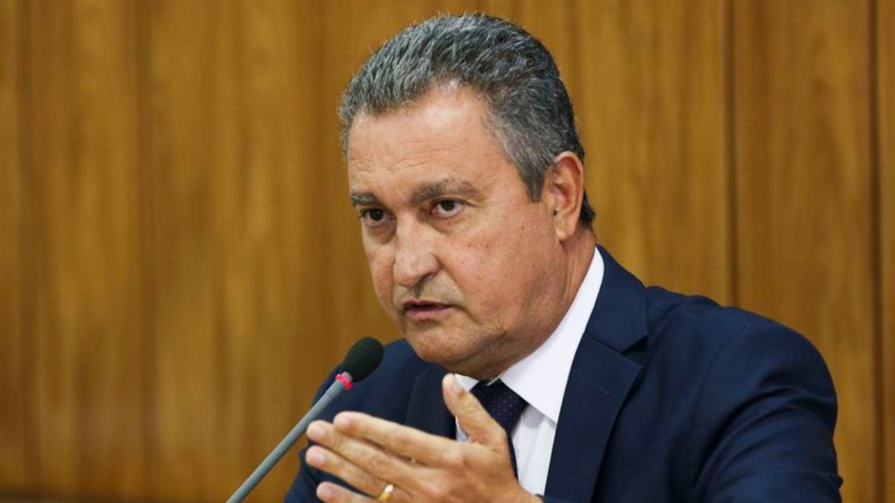 Rui Costa falando em microfone e gesticulando
