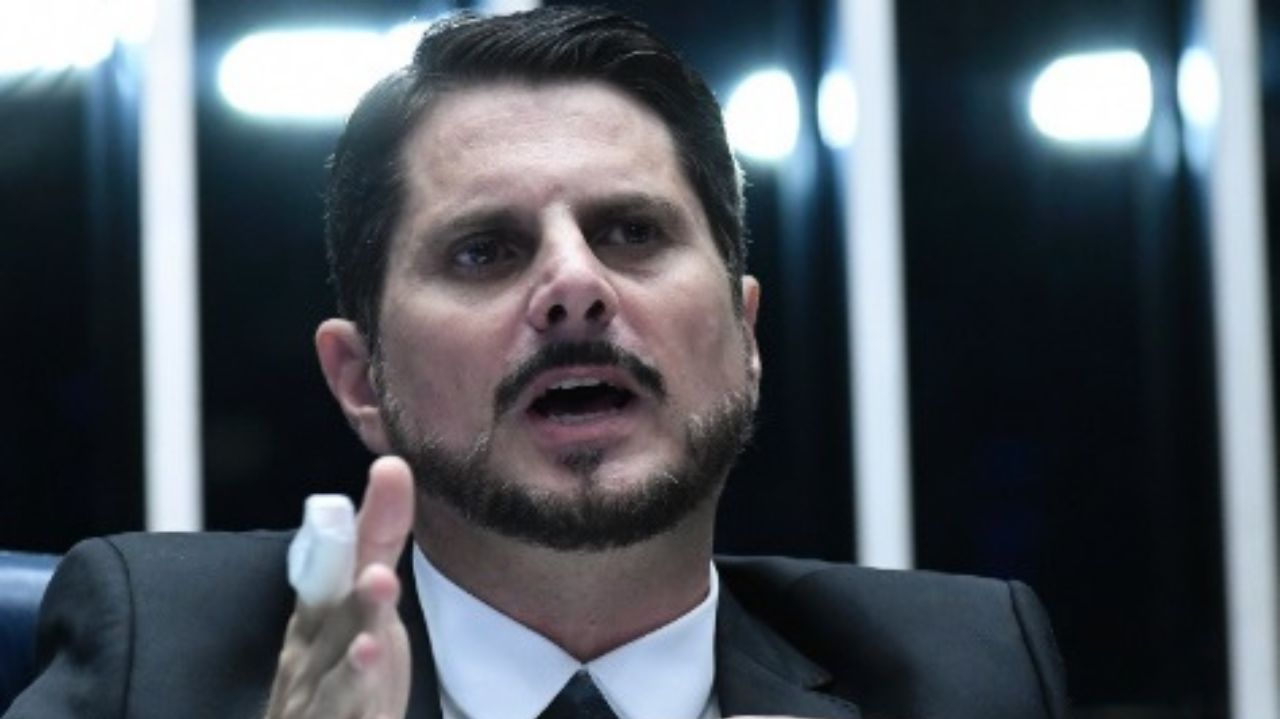 Senador Marcos do Val falando e gesticulando, olhando pra frente