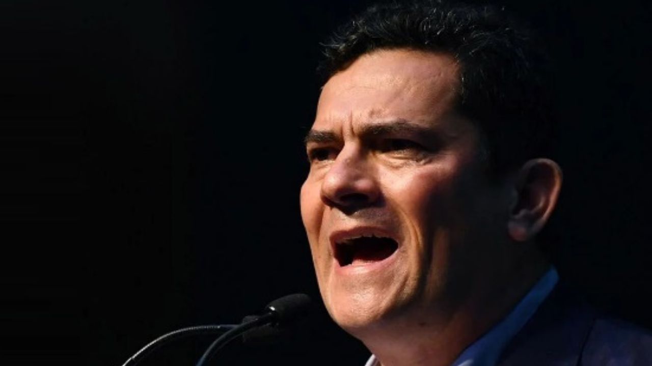 Sergio Moro falando em microfone com expressão de raiva