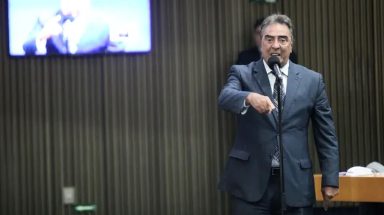 Adilson Amadeu falando e gesticulando
