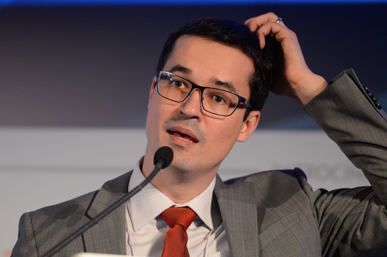 Deltan Dallagnol coçando a cabeça, com expressão confusa