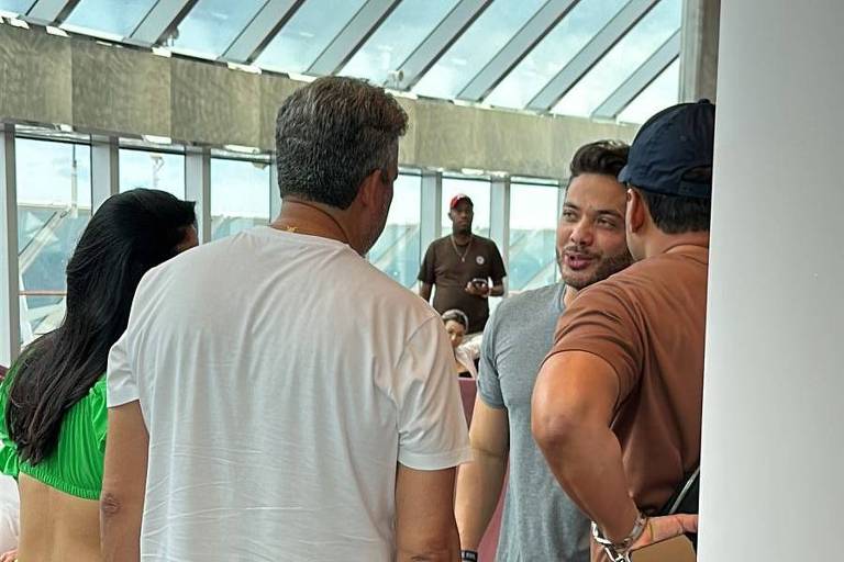 Arthur Lira de costas, conversando com Wesley Safadão