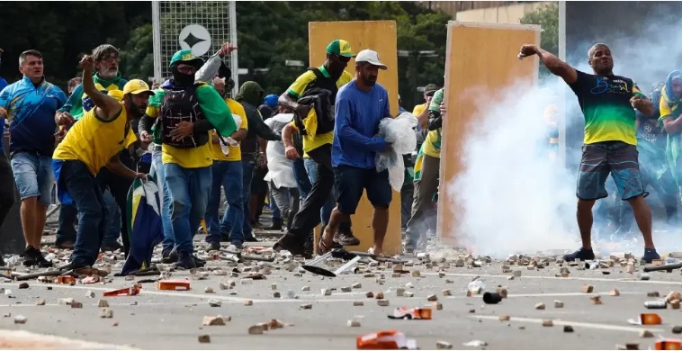 Manifestantes em Brasília no 8 de janeiro