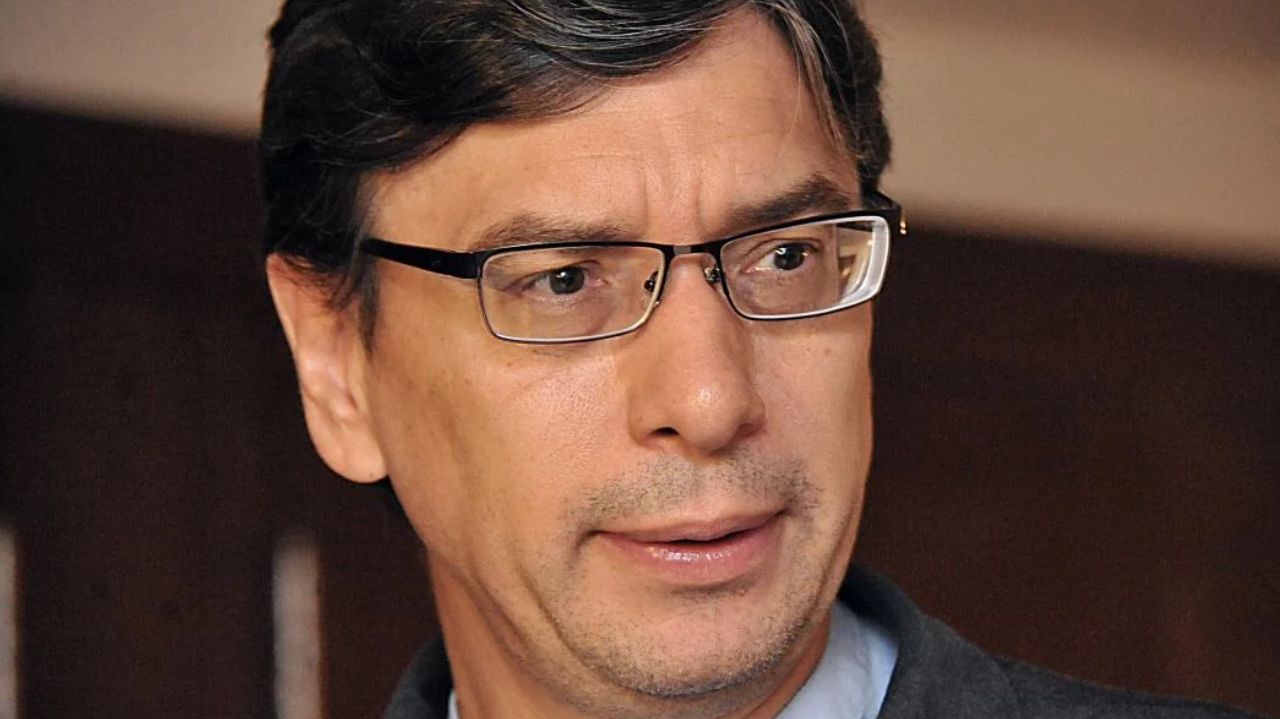 Marcio Pochmann de óculos, com expressão confusa, olhando para o lado