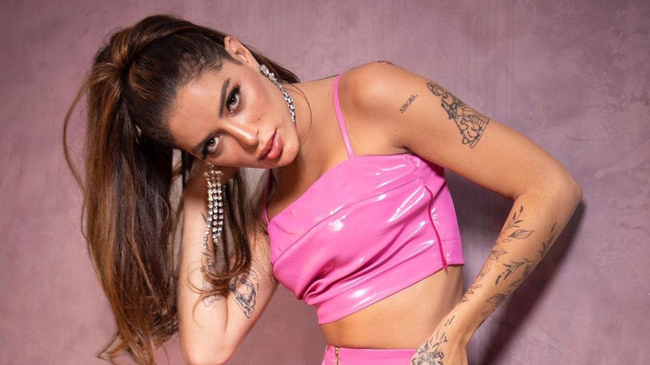 Marcella Maia posando de roupa rosa e rabo de cavalo, fazendo carão