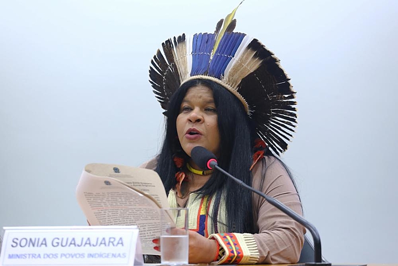 Sonia Guajajara lendo papel e falando em microfone