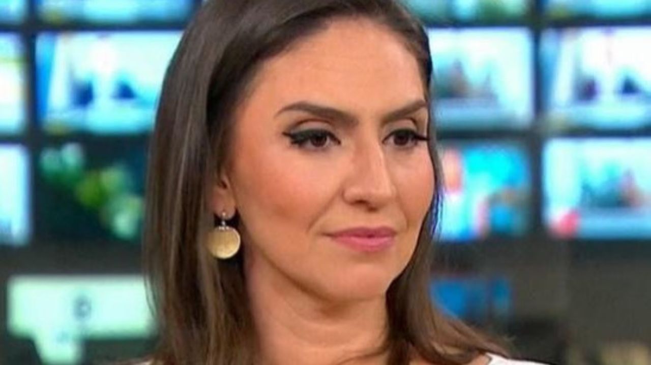 Cecília Flesch olhando pro lado, com expressão séria