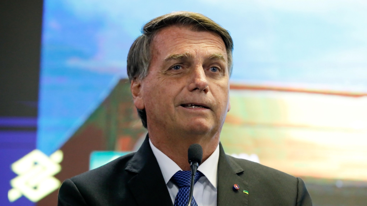 Jair Bolsonaro com expressão sem graça