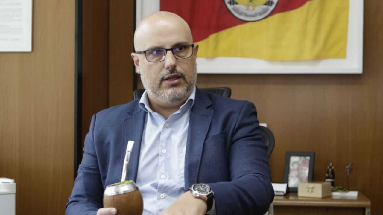 Rodrigo Lorenzoni falando, com copo de chimarrão na mão