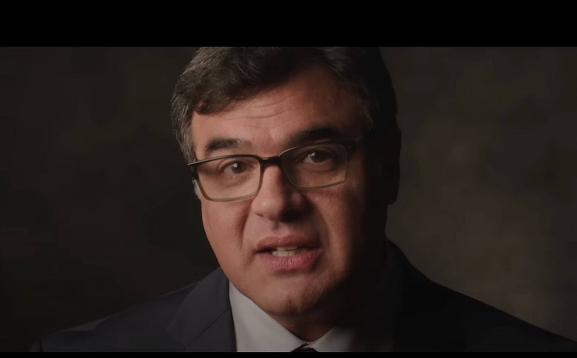 John Kiriakou diante de Jared Leto. Foto: Reprodução/YouTube
