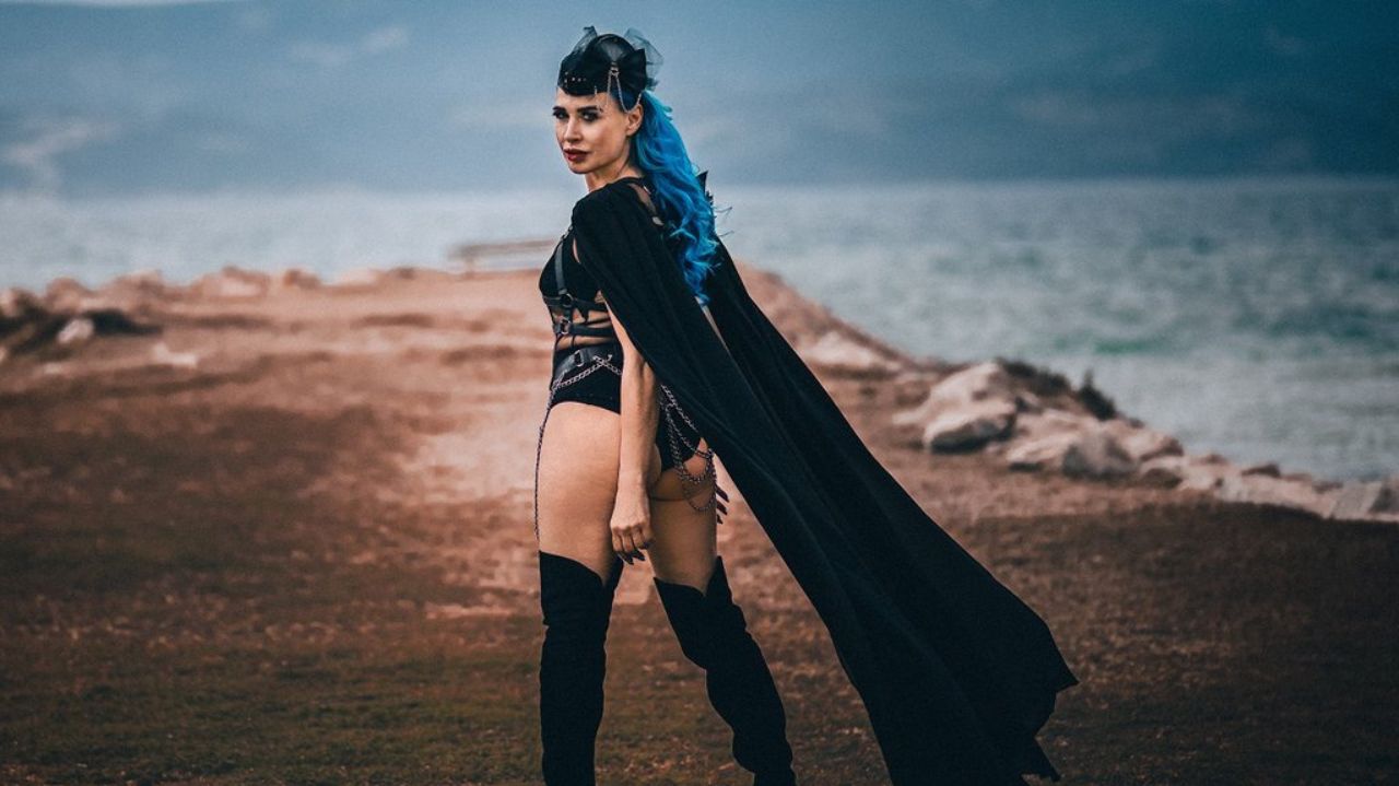 Olja Einfalt Mihovilovic com roupa preta, em pé em praia