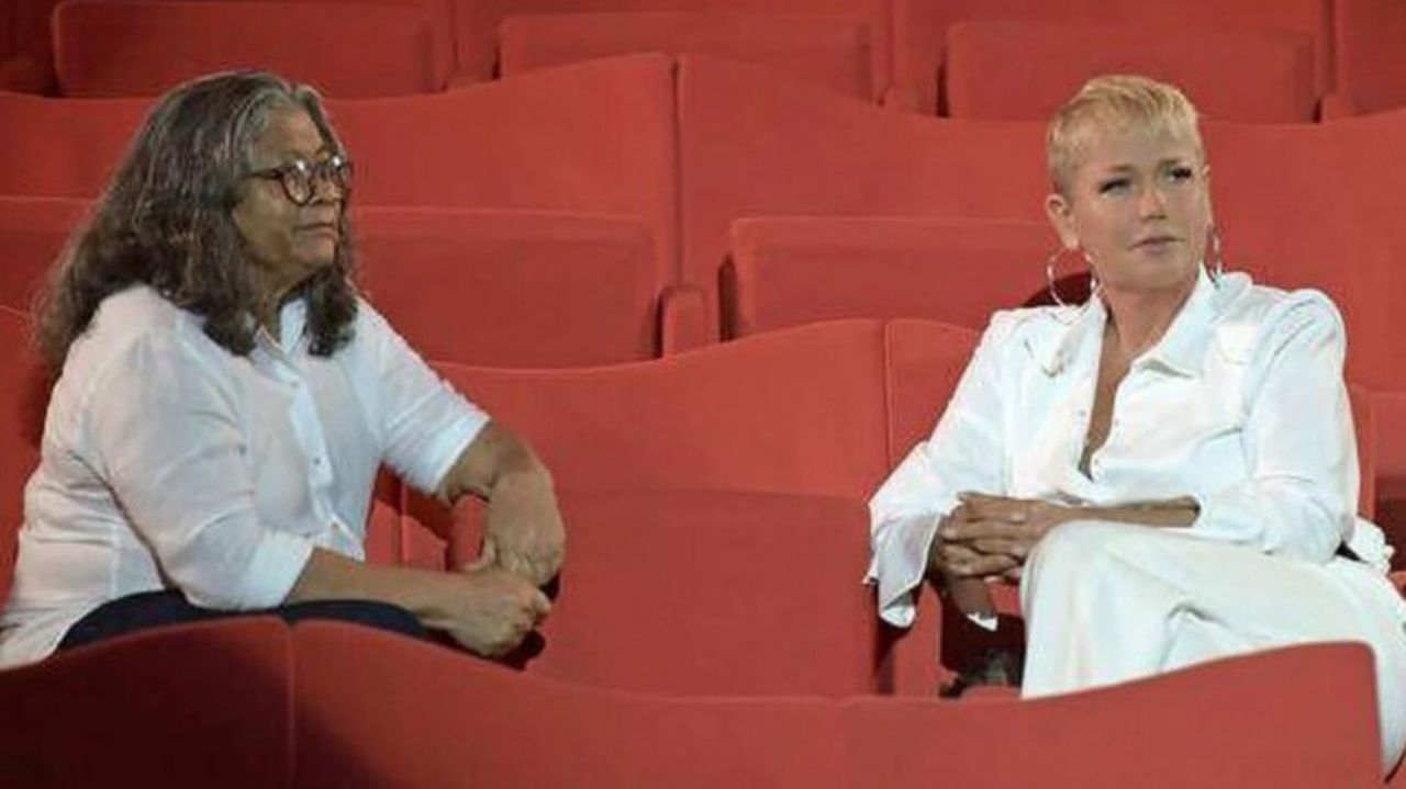 Marlene Mattos e Xuxa sentadas em poltronas vermelhas