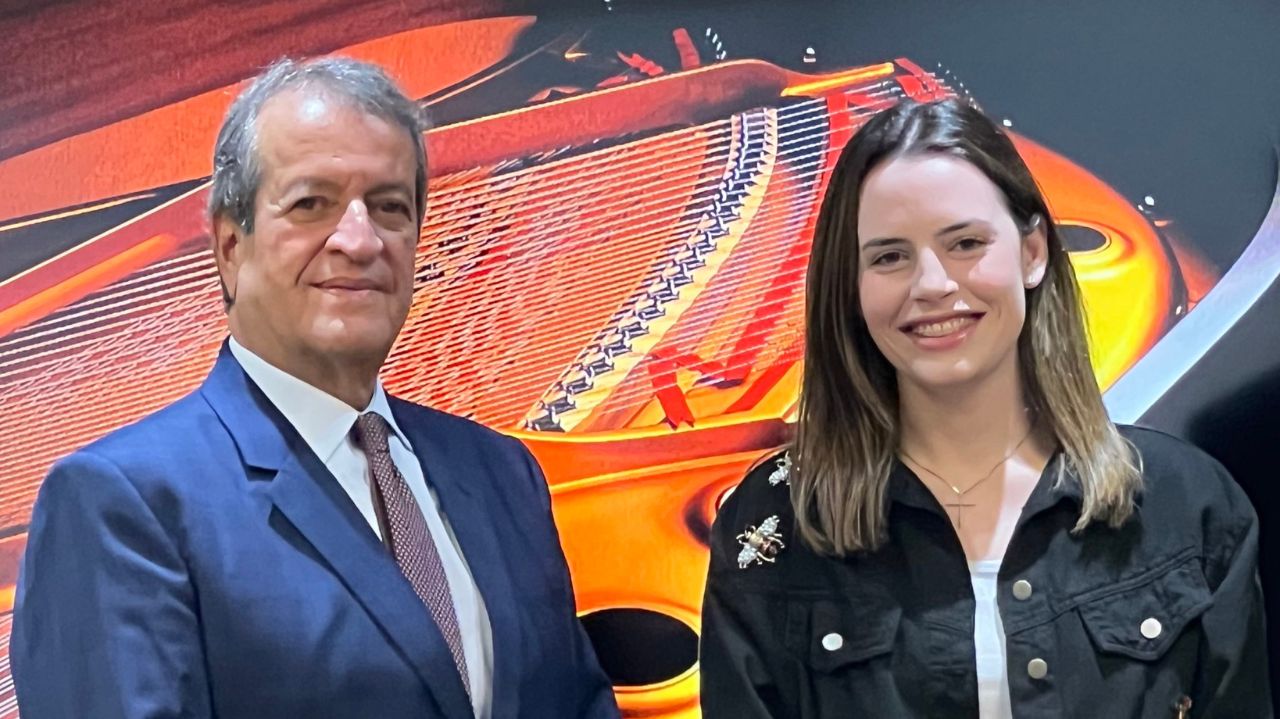 Valdemar Costa Neto e Zoe Martínez sorrindo para foto, lado a lado