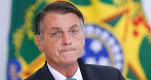 Jair Bolsonaro com expressão de preocupação, olhando pra frente