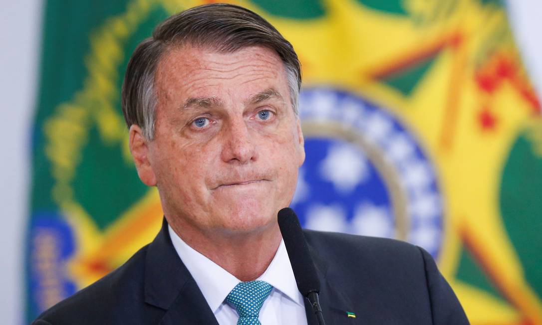 Jair Bolsonaro com expressão de preocupação, olhando pra frente