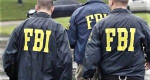 Agentes do FBI uniformizados e de costas