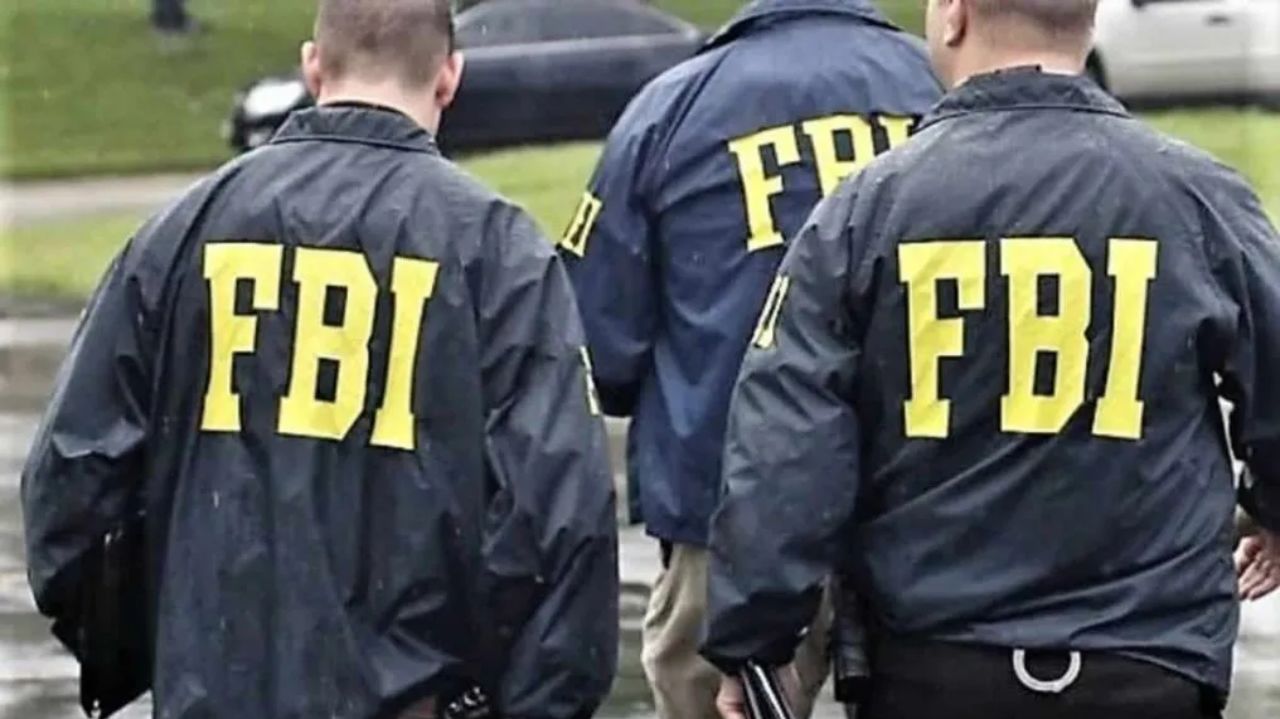 Agentes do FBI uniformizados e de costas