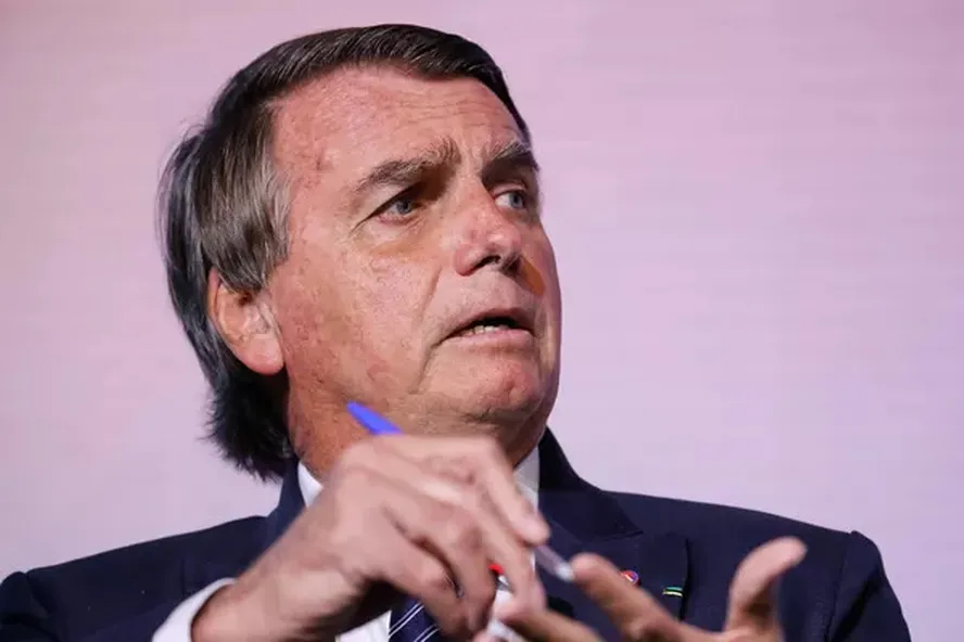 Jair Bolsonaro olhando para o lado com cara de espanto