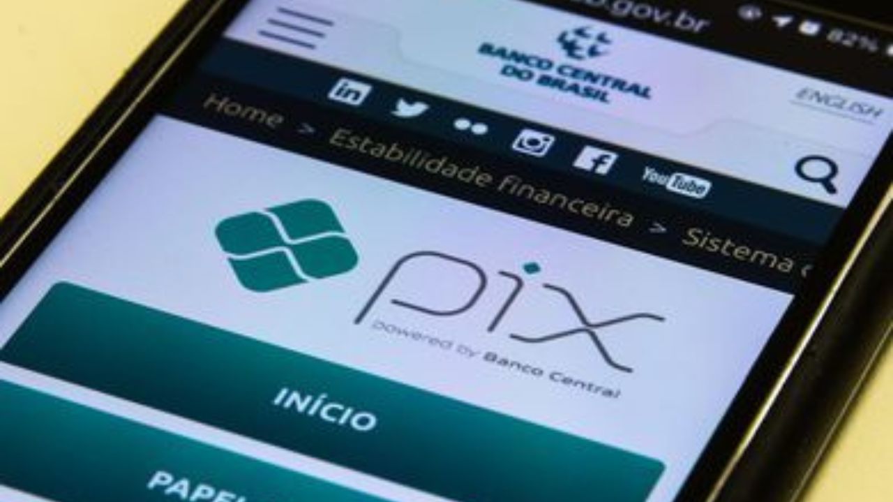 Tela de celular com símbolo do pix