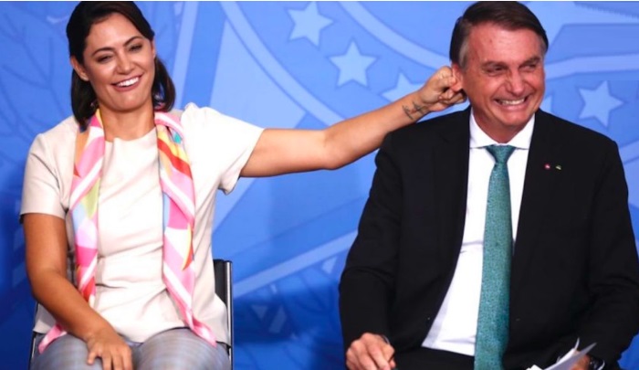Michelle Bolsonaro puxando orelha de Jair Bolsonaro