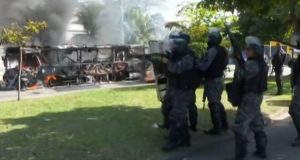 Policiais durante protesto