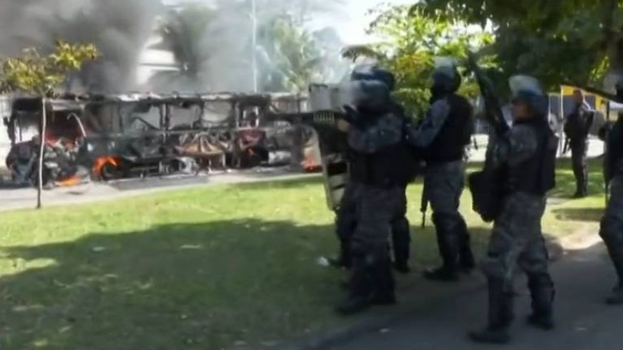 Policiais durante protesto