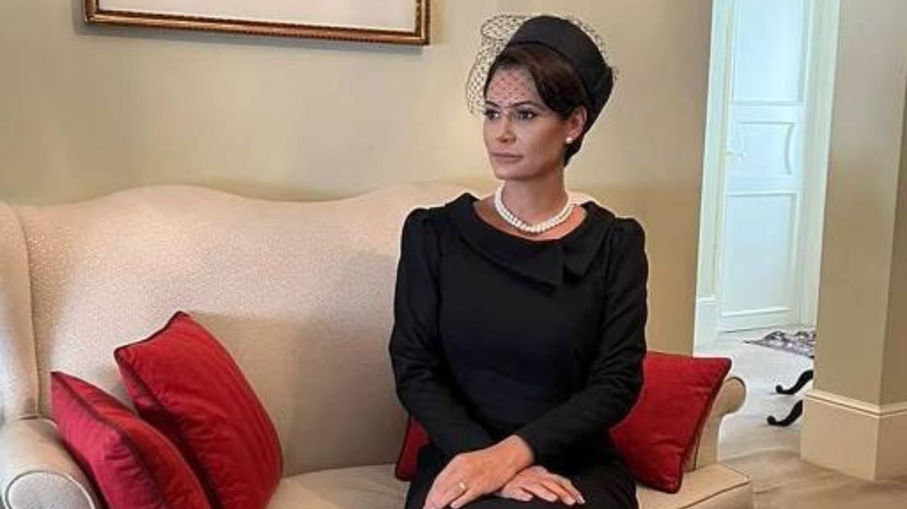 Michelle Bolsonaro sentada, de roupa preta