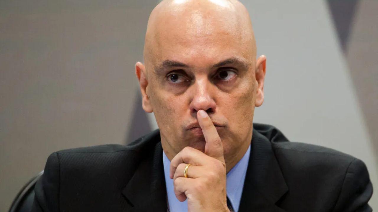 Alexandre de Moraes com expressão pensativa