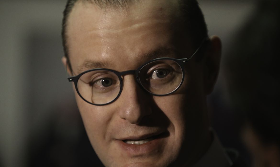 Cristiano Zanin de óculos, falando, em close
