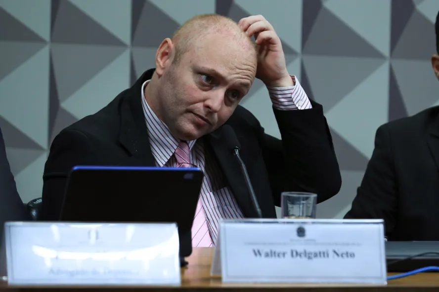 Walter Delgatti Neto coçando a cabeça com expressão de preocupação