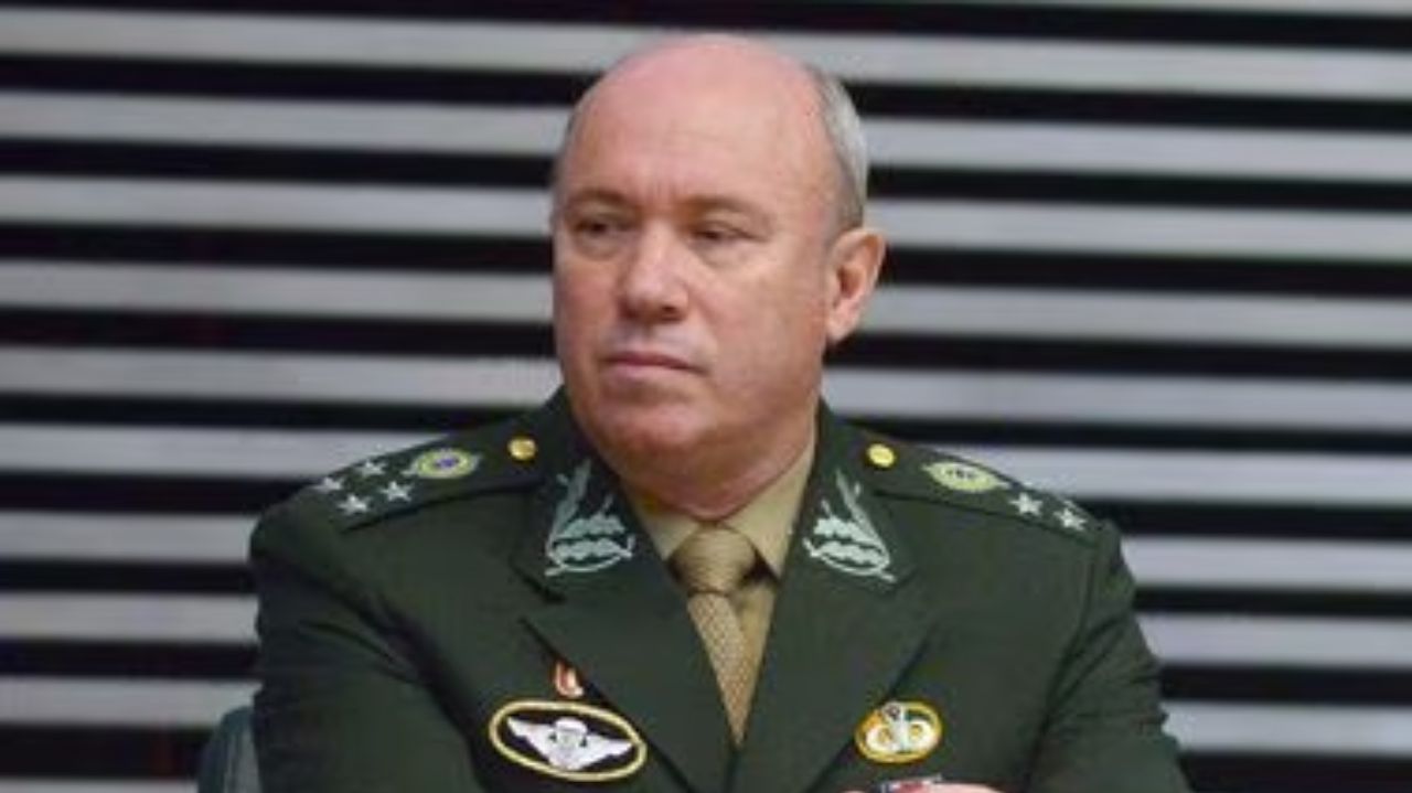 Mauro Lourena Cid fardado, com expressão séria