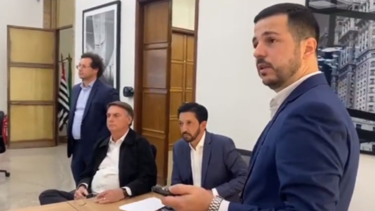 Parlamentares reunidos com expressões de surpresa