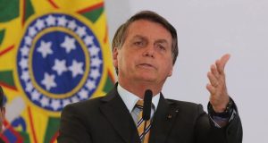 Jair Bolsonaro falando e gesticulando, com expressão indignada