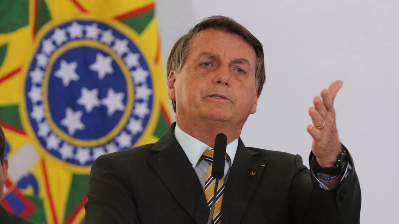 Jair Bolsonaro falando e gesticulando, com expressão indignada