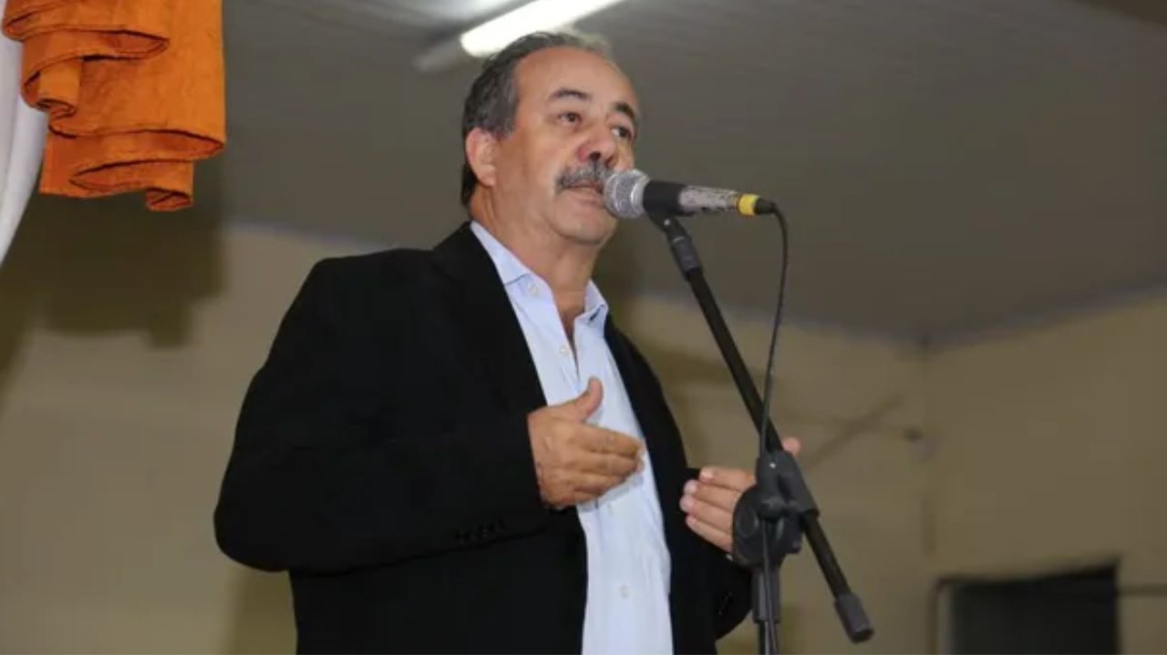 José Renato da Silva falando em microfone e gesticulando