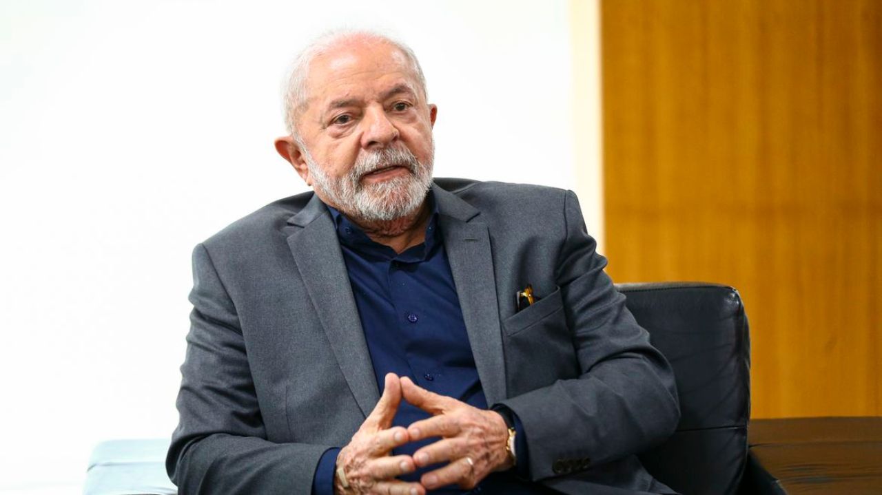 Lula com expressão séria