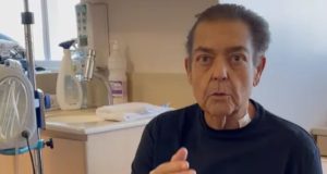 Faustão falando e gesticulando, de camiseta azul marinho